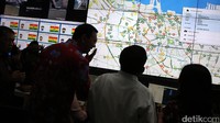 Ahok menjelaskan kepada Plt Gubernur Soni mengenai video raksasa kepada Plt Gubernur Soni Sumarsono yang memantau kinerja pemeritahan secara online di lapangan.