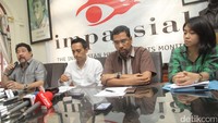 (Kiri ke kanan), Direktur Setara Institute Hendardi, Direktur Imparsial Al Araf, mantan anggota TPF Munir, Amirudin dan Peneliti Imparsial Eva Rosita memberikan keterangan kepada awak media terkait kasus pembunuhan Munir di Kantor Imparsial, Jalan Tebet Utara II C, Jakarta, Kamis (27/10/2016).