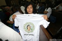 Pendukung Mirna hadir dengan mengenakan kaos putih. Kaos tersebut bergambar Mirna dan bertuliskan Justice For Mirna.