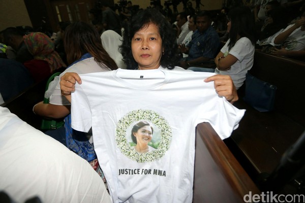 Pendukung Mirna dan Jessica Penuhi Sidang Vonis