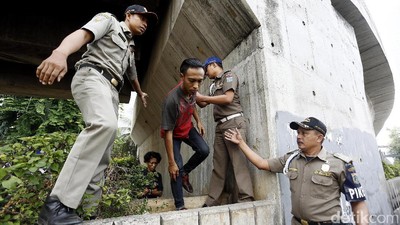 Satpol PP Razia PMKS di Blok M