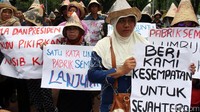 Warga membentangkan poster-poster tuntutan.