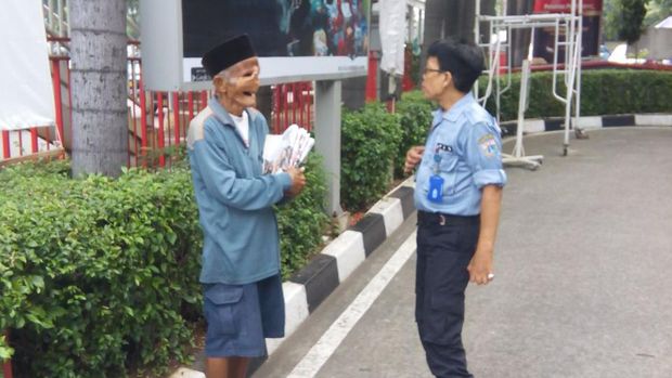 Cerita Warga Soal Kebaikan Hati Kakek Penjual Koran di SPBU Kokas