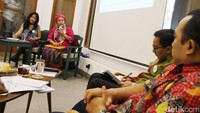 Pejuang diaspora  Indah Morgan (ketiga kiri) ikut memberi testimoni dan solusi bagi persoalan diaspora.