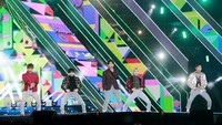 SHINee menjadi penutup malam itu di Asiad Main Stadium, Busan.