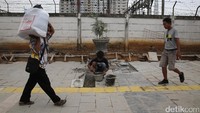Jalur pedestrian akan bertambah lebar dari sebelumnya. Pejalan kaki pun semakin nyaman menikmati Jakarta.