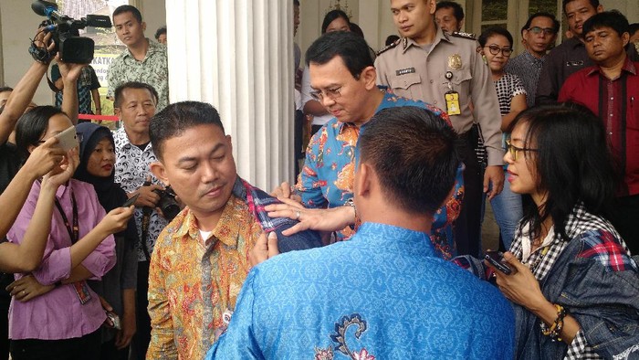 Puluhan Orang Antre Foto Bersama Ahok di Hari Terakhir Sebelum Cuti