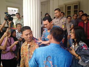 Puluhan Orang Antre Foto Bersama Ahok di Hari Terakhir Sebelum Cuti