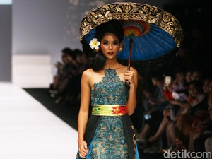 Foto: 10 Kebaya Spektakuler nan Seksi Karya Anne Avantie