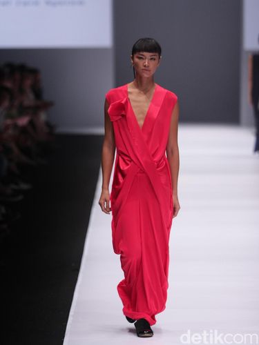 Busana Pesta nan Elegan untuk Hijabers karya Jenahara di Jakarta Fashion Week 