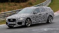 Tidak jarang beberapa mobil yang kurang siap langsung dihembuskan ke off-camber atau batas terluar sirkuit tersebut. Di sana juga tersedia area yang permukaannya berlubang, lengkap. Foto: Autoexpress