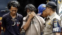 Salah satu Penyandang Masalah Kesejahteraan Sosial (PMKS) terus menutupi wajahnya saat terjaring razia Satpol PP.
