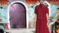La Storia del Banchetto berarti Cerita Perjamuan dalam bahasa Indonesia. Dengan mengambil latar Eropa, (X)S.M.L luncurkan 3 gaun koleksi Fall/Winter 2016 yang didominasi warna merah dan hitam serta detail ruffle cantik.