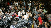 Pengunjung memadati ruang sidang Pengadilan Negeri Jakarta Pusat.
