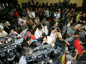 Jessica Masuk Ruang Sidang, Pengunjung Heboh Berebut Foto