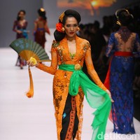 Koleksi busana kebaya karya Anne Avantie mengangkat tema Jangi Janger Jakarta Fashion Week 2017 di Senayan City. Jakarta. [Foto: Mohammad Abduh/Wolipop]