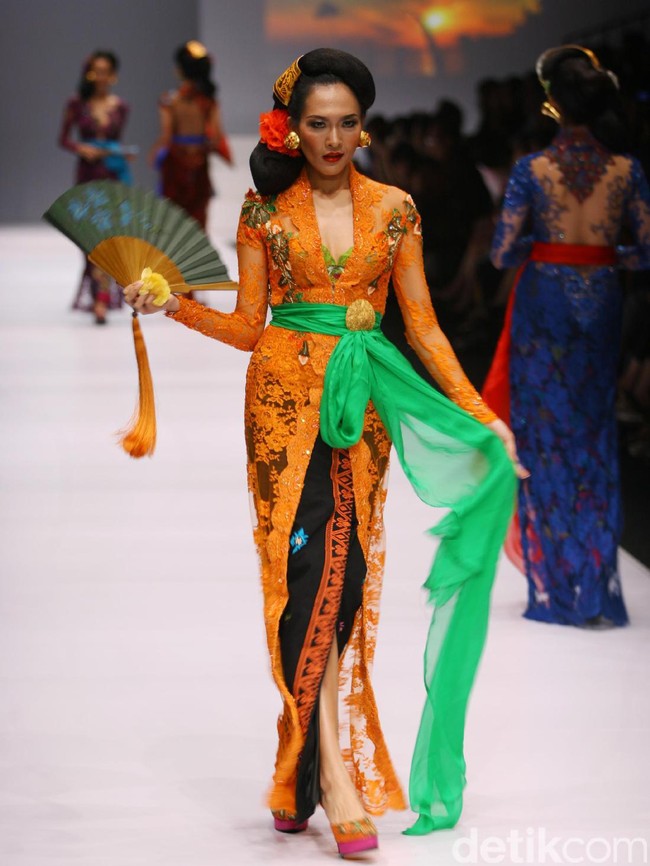 Koleksi busana kebaya karya Anne Avantie mengangkat tema Jangi Janger Jakarta Fashion Week 2017 di Senayan City. Jakarta. [Foto: Mohammad Abduh/Wolipop]