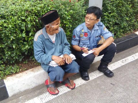 Cerita Warga Soal Kebaikan Hati Kakek Penjual Koran di SPBU Kokas