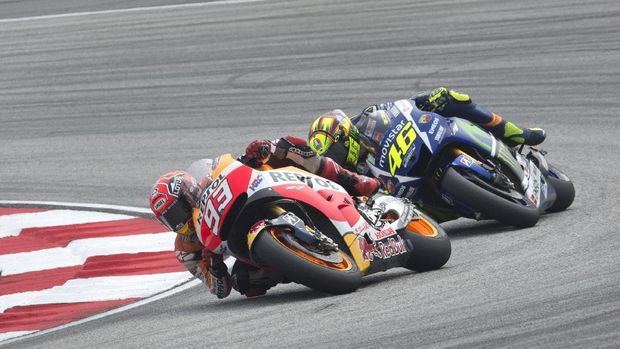 Marc Marquez dan Valentino Rossi di MotoGP Malaysia 2016 KUALA LUMPUR, MALAYSIA - OCTOBER 25: Marc Marquez of Spain and Repsol Honda Team leads Valentino Rossi of Italy and Movistar Yamaha MotoGP during the MotoGP race during the MotoGP Of Malaysia at Sepang Circuit on October 25, 2015 in Kuala Lumpur, Malaysia. (Photo by Mirco Lazzari gp/Getty Images)