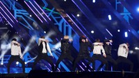 Inilah boyband yang jadi pembicaraan pada penampilannya di BOF 2016, yakni BTS atau Bangtan Boys.
