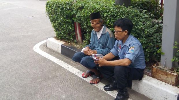 Cerita Warga Soal Kebaikan Hati Kakek Penjual Koran di SPBU Kokas