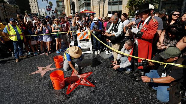 Petugas memperbaiki bintang Walk of Fame milik Trump, lokasi diberi garis polisi