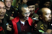 Setelah sempat memberikan keterangan kepada wartawan, Dahlan kemudian naik ke mobil tahanan yang telah disediakan.