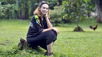 Di tengah hamparan rumput dan tanaman-tanaman ia terlihat semakin berseri-seri. Pool/Noel/detikFoto.