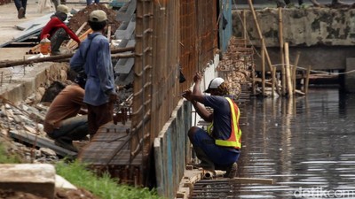 Pembangunan Turap di Kali Grogol
