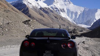 Tak kalah menarik, pada 2016 lalu, seorang warga negara Singapura sempat mengendarai mobil Nissan GT-R miliknya ke Gunung Everest dari negara asalnya, dan kembali lagi. Foto: Carscoops