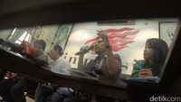 Kedua, Presiden harus segera memerintahkan Jaksa Agung untuk melakukan Peninjauan Kembali (PK) atas kasus Muchdi Purwopranjono.