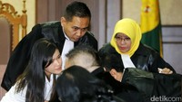 Jessica berkonsultasi dengan kuasa hukumnya.