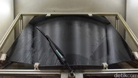 Pekerja juga melakukan pengetesan wiper merek kompetitor. Ist/Bosch.