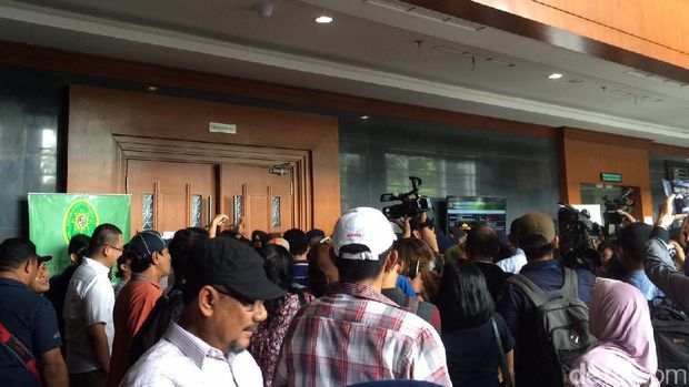 Polisi Bedakan Pintu Masuk untuk Pendukung Jessica dan Mirna