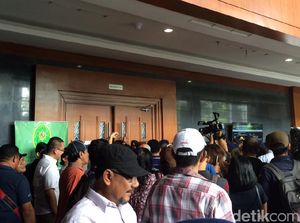 Ruang Sidang Jessica Penuh, Pengunjung Menumpuk di Pintu Masuk