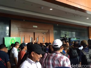Ruang Sidang Jessica Penuh, Pengunjung Menumpuk di Pintu Masuk