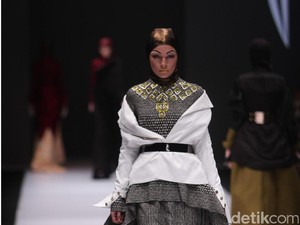 Norma Hauri Tampilkan Busana Hijab Ala Lady Bikers Era 50-an