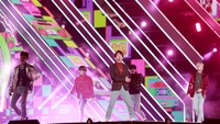 Dengan nuansa musik retro, Minho Cs menampilkan lagu barunya seperti 1 of 1 dan Prism.