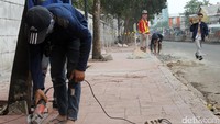 Sentuhan akhir membuat jalur pedestrian yang nyaman di kawasan Tanah Abang.