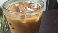 Suka es kopi? Coba racikan Ice Caramel Macchiato ini. Teksturnya kental creamy dengan sentuhan rasa manis pas. Nikmat!