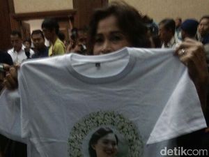 Minta Jessica Dihukum Berat, Mahasiswi ini Bagi-bagi Kaos Dukungan Mirna