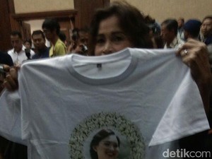 Minta Jessica Dihukum Berat, Mahasiswi ini Bagi-bagi Kaos Dukungan Mirna