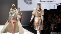 Sejumlah model berlenggak-lenggok di atas catwalk.