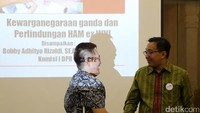 Anggota DPR Komisi I Bobby Adhotyo Rizaldi menyapa Ketua GKI Nursantio (kiri).