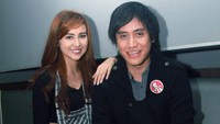 Senyum sumringah pasangan yang menjalin kasih sejak Oktober tahun lalu itu. Pool/Gus Mun/detikFoto.