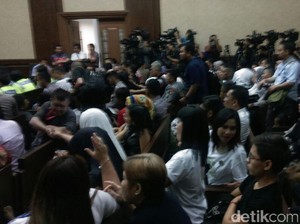 Ruang Sidang Vonis Jessica Penuh, Kerabat Mirna Kompak Berbaju Putih