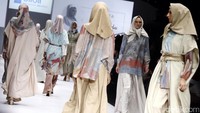 Busana muslim juga dipamerkan di Jakarta Fashion Show.