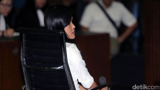 Senyum dan Tenang, Begini Gaya Jessica Pasca Divonis 20 Tahun Bui