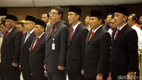 Gubernur Gorontalo Rusli Habibie, Gubernur Aceh Zaini Abdullah, Gubernur Bangka Belitung  Rustam Effendi, Menteri Dalam Negeri Tjahjo Kumolo, PLT Gubernur Bangka Belitung Yuswandi A Temenggung, PLT Gubernur Aceh Sudarmo dan PLT Gubernur Gorontalo Zudan Arif Fakhrullah berfoto bersama.