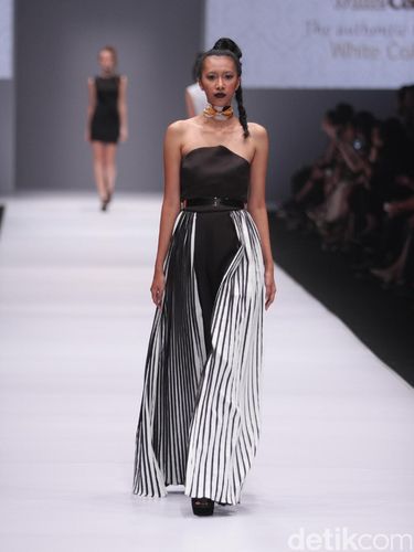 Busana Pesta nan Elegan untuk Hijabers karya Jenahara di Jakarta Fashion Week 